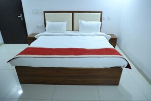 1 bedroom, desk, laptop workspace, iron/ironing board - Sanskaram Stays By GRB (Greater Noida)