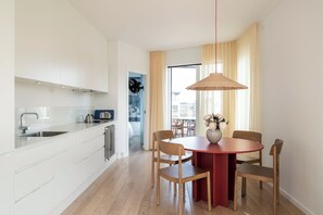 Căn hộ Superior, quang cảnh kênh | Bếp riêng | Tủ lạnh, lò nướng, bếp nấu, máy rửa bát 