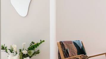 Leilighet – superior, kanalutsikt | Oppholdsområde | Flatskjerm-TV og oppvarmet gulv