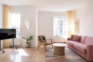 Superior-Apartment, Kanalblick | Wohnbereich | Flachbildfernseher, Fußbodenheizung