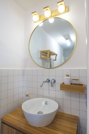Shower, hair dryer, bidet, towels