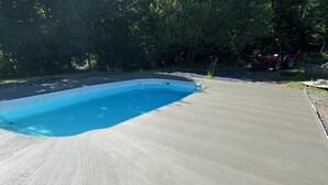 Una piscina rectangular con un borde liso y de color claro.