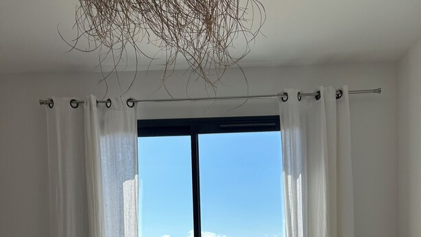 A bedroom with a large bed, a desk, and a view of a mountainous landscape. - House with breathtaking views over the valley, only 15 minutes from Corte (Poggio-di-Venaco)