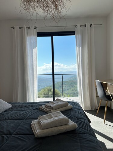 House with breathtaking views over the valley, only 15 minutes from Corte