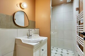 Dusj, hårføner, håndklær og såpe