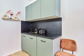 Køleskab, mikrobølgeovn, kogeplade, kaffe-/temaskine