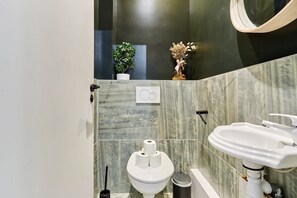 Secadora de cabello, toallas, jabón, shampoo 