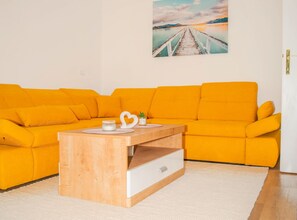 Apartment (Apartment Matko - Two Bedrom Apartmen) | Ruang tamu | 32 inci televisyen skrin rata dengan digital 