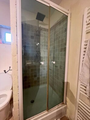 Towels, toilet paper - Pretty Provencal farmhouse - 135 m2 - private pool  (Cavaillon)