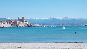 A coastal town with historic buildings, a sandy beach, and a clear blue sea. - 2 Pièces Dans la Vieille Ville (Antibes)