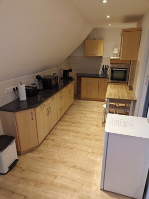 Fridge, microwave, oven, stovetop - Ferienwohnung in Kleinstadt (Luckau)