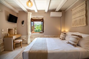 4 عدّة غرف نوم وخزنة داخل الغرفة ومكواة/لوح كي وسرير سفر