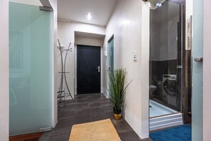 Dusche, Haartrockner, Bidet, Handtücher