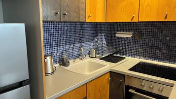 Cookware/dishes/utensils, dining tables