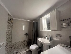 Haartrockner, Handtücher, Seife, Shampoo
