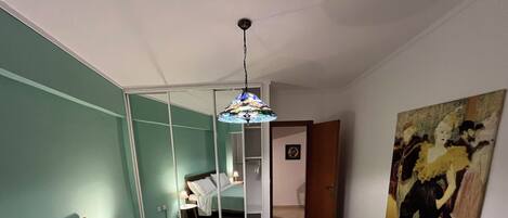 1 slaapkamer, een strijkplank/strijkijzer, gratis wifi, beddengoed