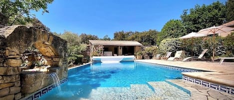 Piscina all'aperto, una piscina riscaldata