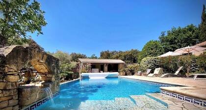 Charming 2-bedroom Provencal Cottage in Peaceful Venasque with Heated Pool