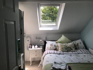 3 bedrooms, desk, iron/ironing board, travel crib