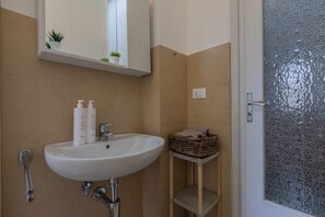 Apartment, Balcony | Bathroom | Shower, hair dryer, bidet, towels - CasaTo by Wonderful Italy (Turin)