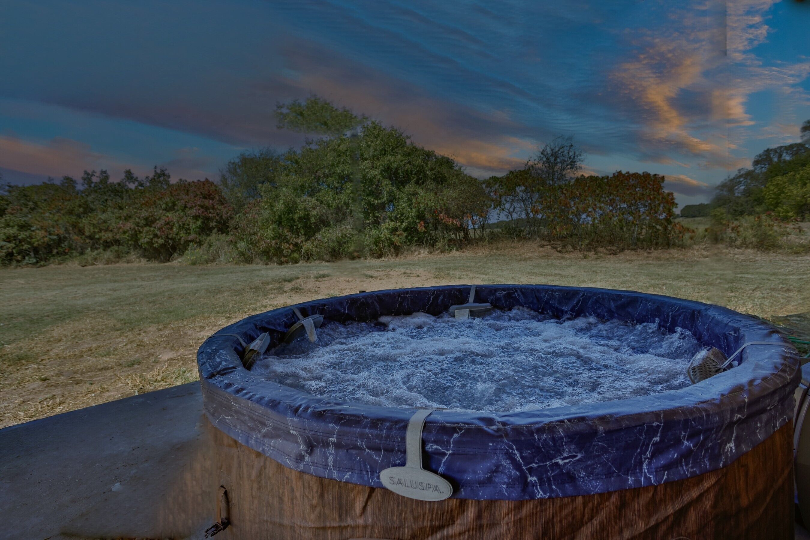 Banyera d'hidromassatge a l'aire lliure