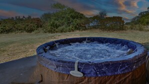 Un bain à remous avec une structure extérieure en bois et une étiquette indiquant « SALUS SPA ».