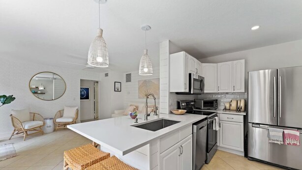 Coffee/tea maker, fridge, microwave, oven - Beachside Modern Wellness Villa with Spacious Patio, Walk to the Beach (Jupiter)