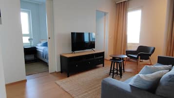 Leilighet – standard, balkong | Oppholdsområde | Flatskjerm-TV