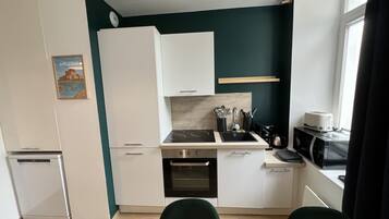 Réfrigérateur, micro-ondes, four, plaque de cuisson