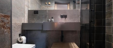 Shower, free toiletries, hair dryer, bidet