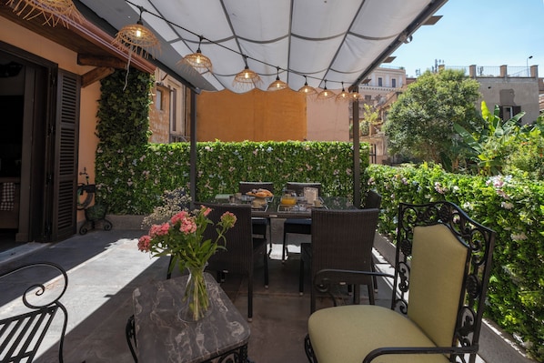 Outdoor dining - Vatican Boutique Apartment with large Terrace (Roma)