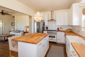 Villa, 6 Bedrooms | Private kitchen | Fridge, oven, coffee/tea maker, toaster