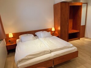 1 dormitorio, ropa de cama hipoalergénica, minibar y escritorio