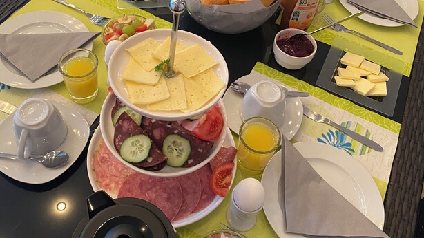 Um buffet de café da manhã com diversos alimentos e bebidas.