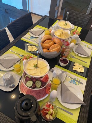 Tägliches inbegriffenes einheimisches Frühstück