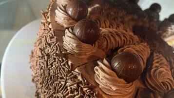 Un postre de chocolate con bolitas y grageas sobre un plato.