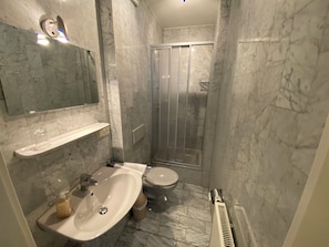 Shower, hair dryer, towels, soap - Passage 84 - Hotel & Café (Heilbad Heiligenstadt)