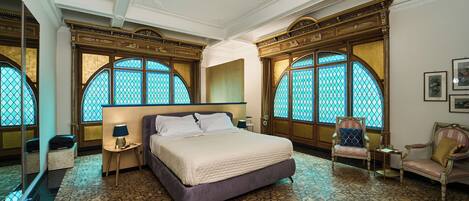 Suíte superluxo, sacada, vista para a cidade | Cofres nos quartos, escrivaninha, espaço de trabalho para notebook