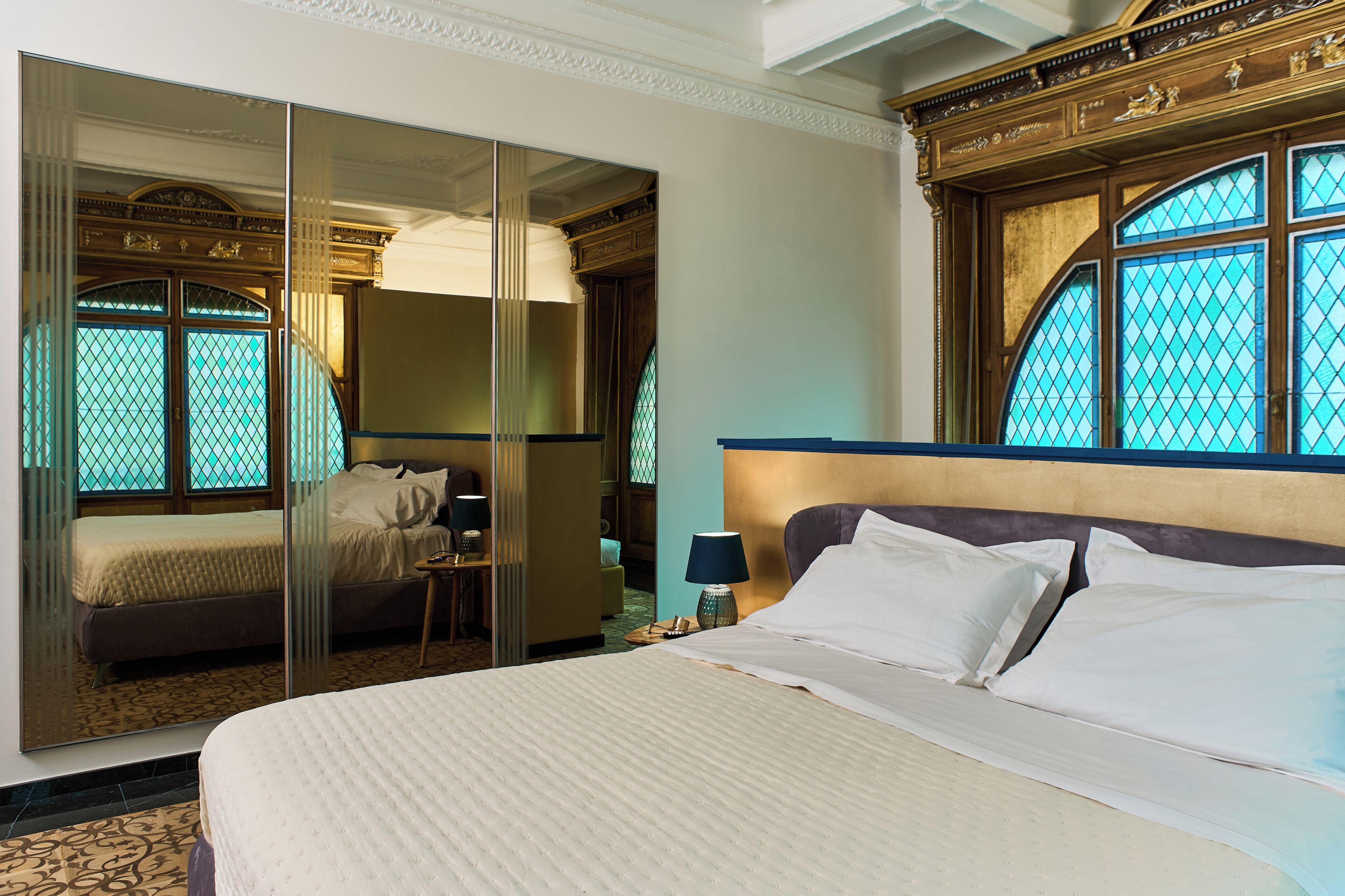 Lyxsvit - balkong - utsikt mot staden | Värdeförvaringsskåp på rummet, skrivbord och arbetsyta för laptop