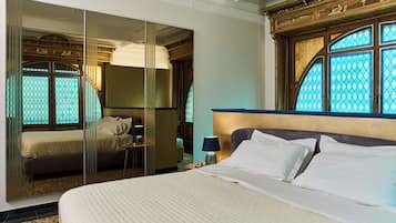 Suite Mewah, balkon, pemandangan kota | Brankas, meja kerja, ruang kerja ramah laptop, dan tirai kedap cahaya