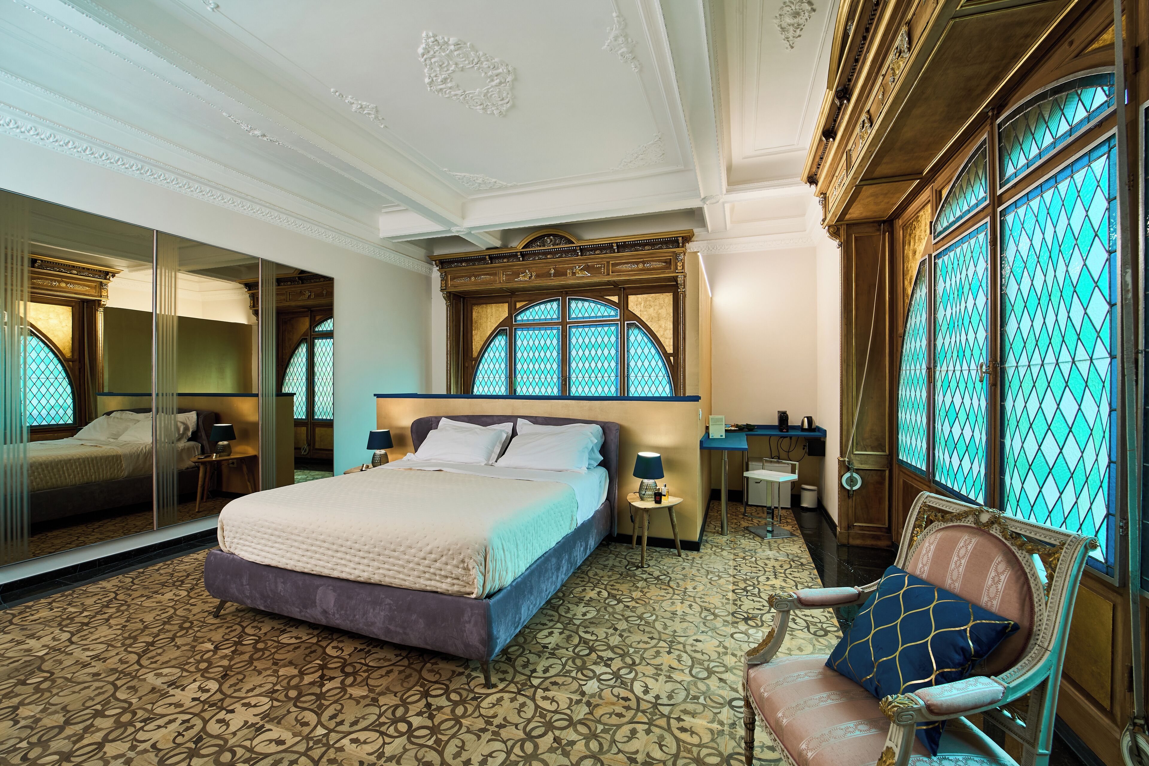 Suite de lujo, balcón, vistas a la ciudad | Caja fuerte, escritorio, espacio para trabajar con un portátil