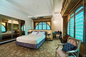 خزنة داخل الغرفة ومكتب ومساحة عمل للكمبيوتر المحمول وستائر تعتيم