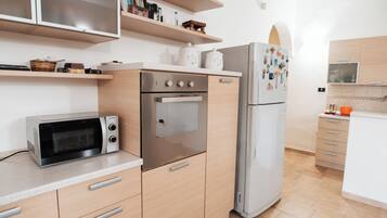 Frigorifero, microonde, forno, piano cottura