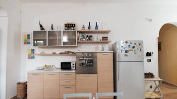 Frigorifero, microonde, forno, piano cottura