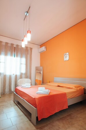 2 quartos, escrivaninha, ferros/tábuas de passar roupa, berço de viagem