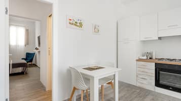Fridge, oven, stovetop, coffee/tea maker