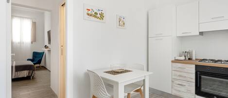 Kühlschrank, Ofen, Herdplatte, Wasserkocher mit Kaffee-/Teezubehör