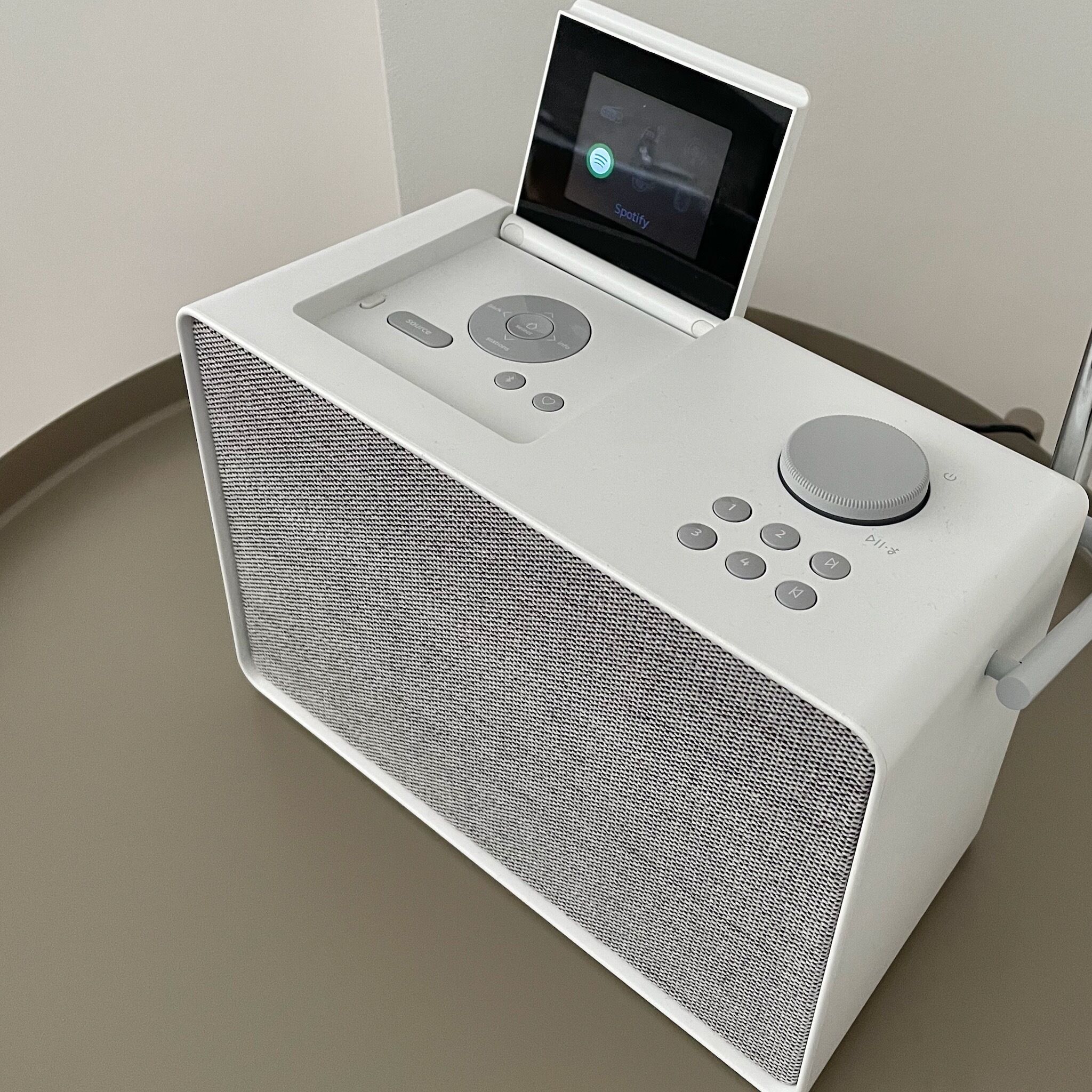 Ein tragbarer Lautsprecher mit Bedienfeld, Display und einer Mesh-Front.