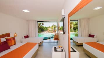 Quarto triplo luxo, vista para a piscina | Roupas de cama premium, camas com colchões pillow-top, frigobar
