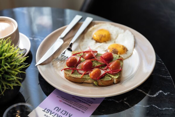 Ferdiglaget frokost hver dag (USD 40 per person)